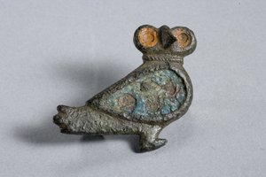 Fíbula de uma coruja, do século 2 a 3 dC (bronze com incrustações de esmalte)